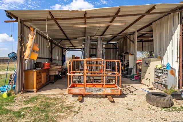 18883 Lagloria Rd, Elmendorf, TX 78112