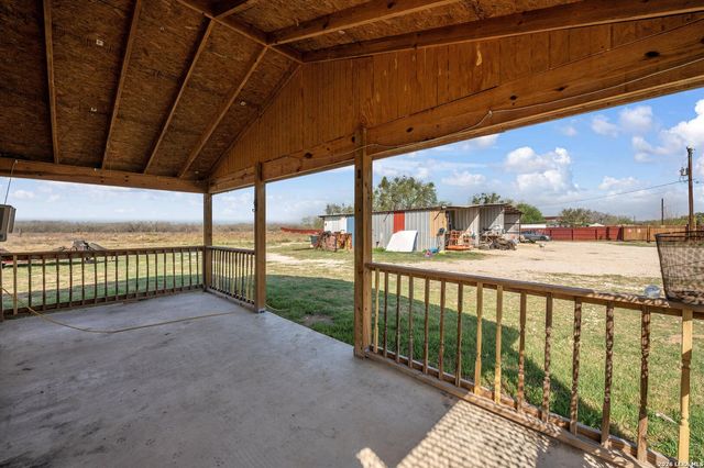 18883 Lagloria Rd, Elmendorf, TX 78112