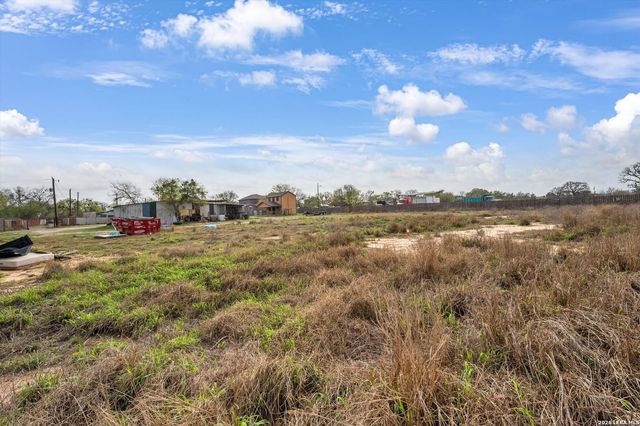 18883 Lagloria Rd, Elmendorf, TX 78112