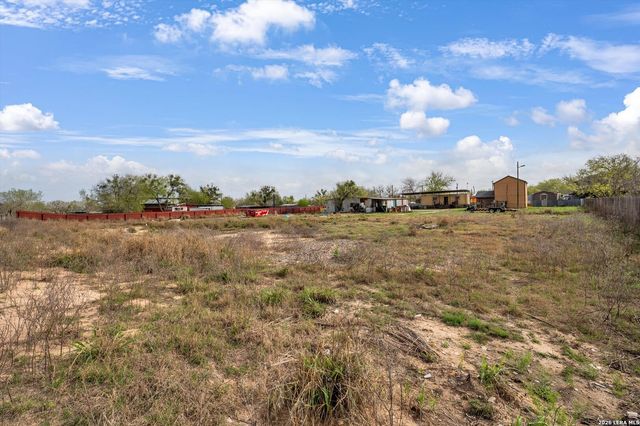 18883 Lagloria Rd, Elmendorf, TX 78112