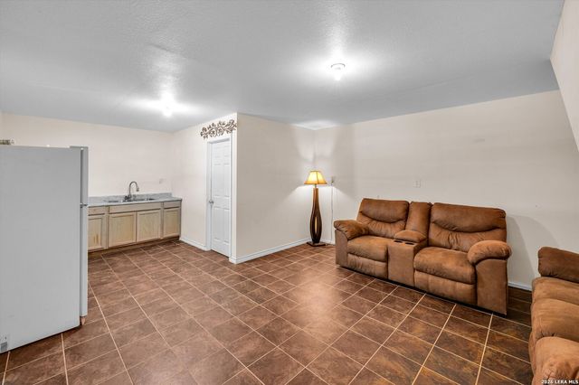 18883 Lagloria Rd, Elmendorf, TX 78112