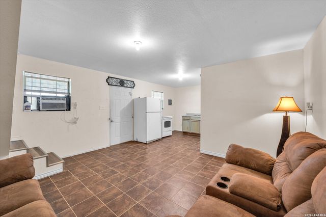 18883 Lagloria Rd, Elmendorf, TX 78112