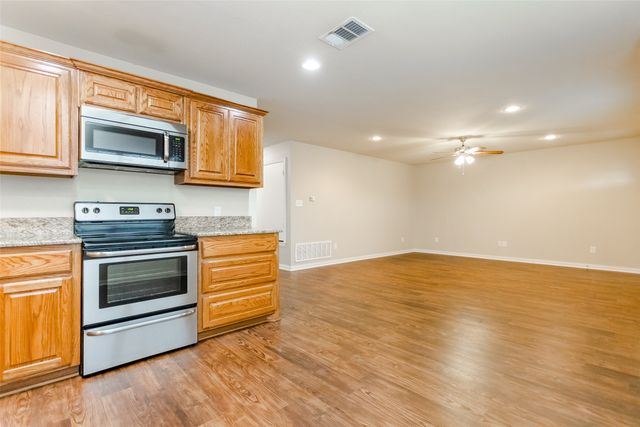 616 W Denton Street, Ennis, TX 75119