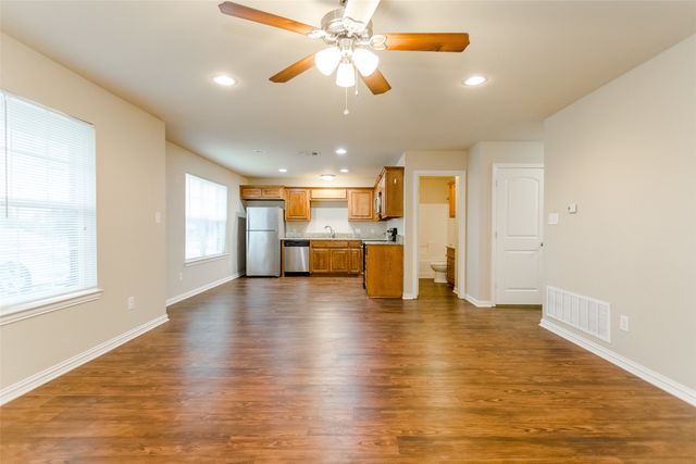 616 W Denton Street, Ennis, TX 75119