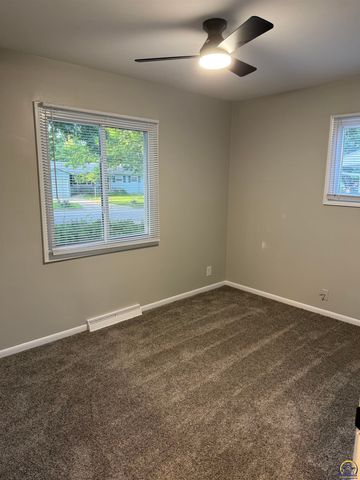 5601 SW 15th TER, Topeka, KS 66604