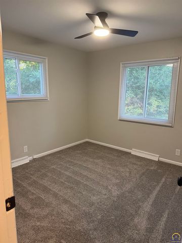 5601 SW 15th TER, Topeka, KS 66604