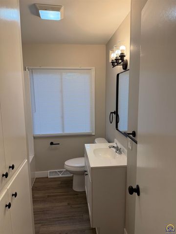 5601 SW 15th TER, Topeka, KS 66604
