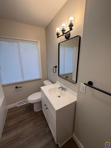 5601 SW 15th TER, Topeka, KS 66604