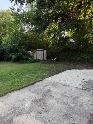 5601 SW 15th TER, Topeka, KS 66604