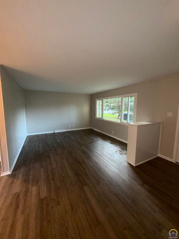 5601 SW 15th TER, Topeka, KS 66604