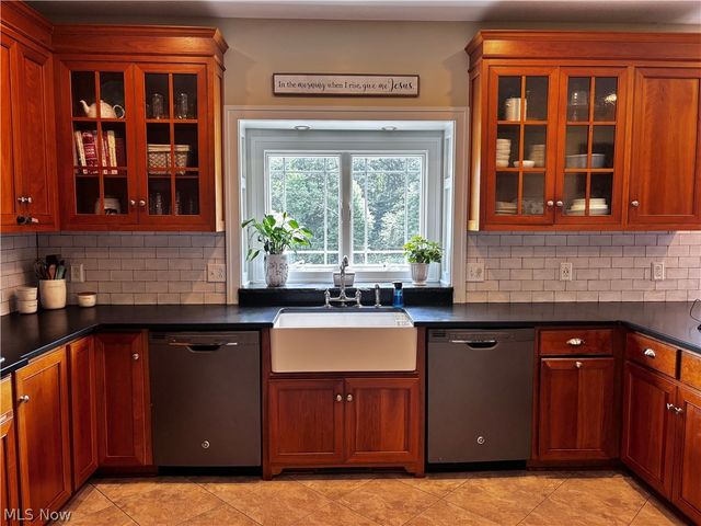 2976 Greenleaf Road, Akron, OH 44312