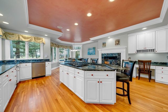 4 Andover Country Club Ln, Andover, MA 01810
