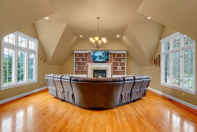 4 Andover Country Club Ln, Andover, MA 01810