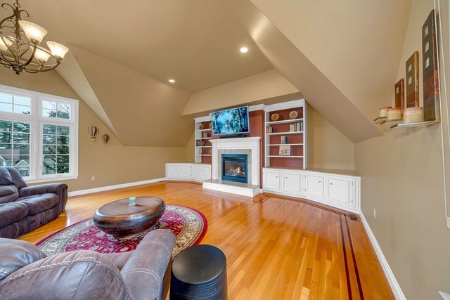 4 Andover Country Club Ln, Andover, MA 01810