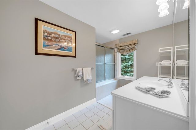 4 Andover Country Club Ln, Andover, MA 01810