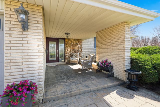 715 Pinecroft Drive, Roselle, IL 60172