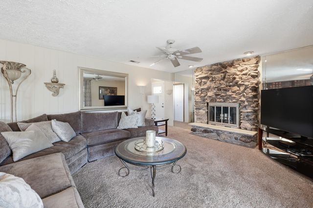 715 Pinecroft Drive, Roselle, IL 60172