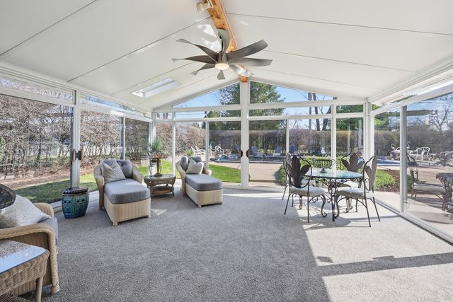 715 Pinecroft Drive, Roselle, IL 60172