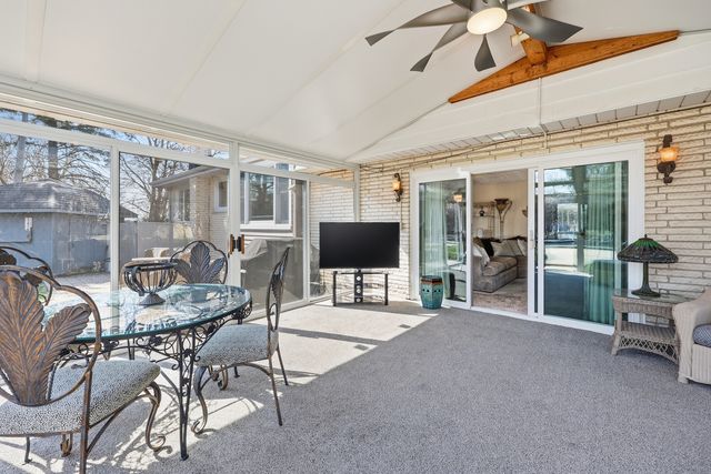 715 Pinecroft Drive, Roselle, IL 60172