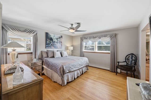 715 Pinecroft Drive, Roselle, IL 60172