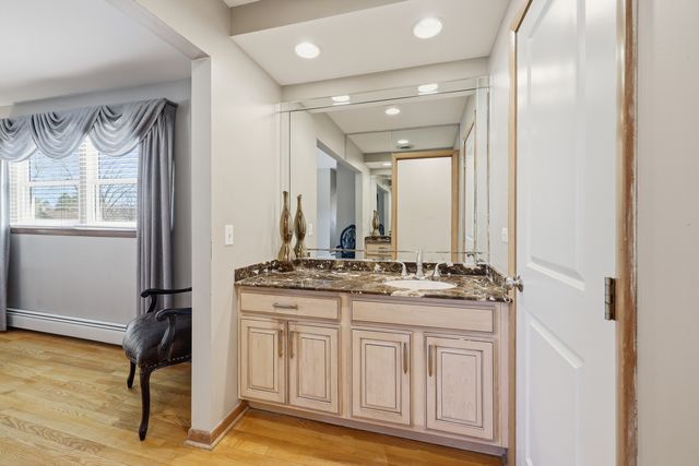 715 Pinecroft Drive, Roselle, IL 60172