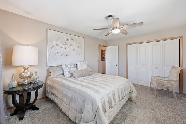 715 Pinecroft Drive, Roselle, IL 60172