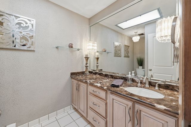 715 Pinecroft Drive, Roselle, IL 60172