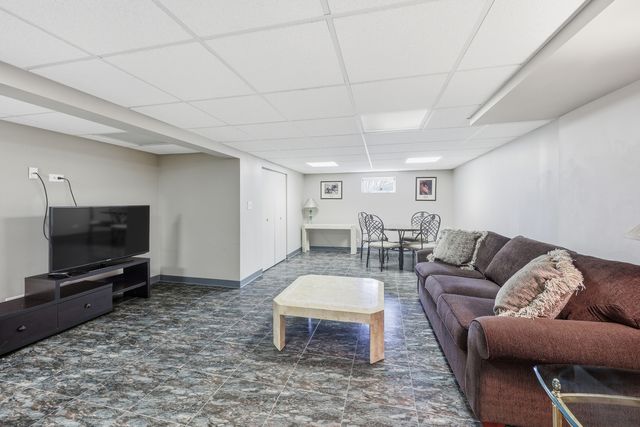 715 Pinecroft Drive, Roselle, IL 60172