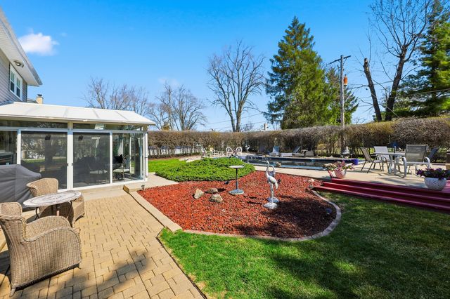 715 Pinecroft Drive, Roselle, IL 60172