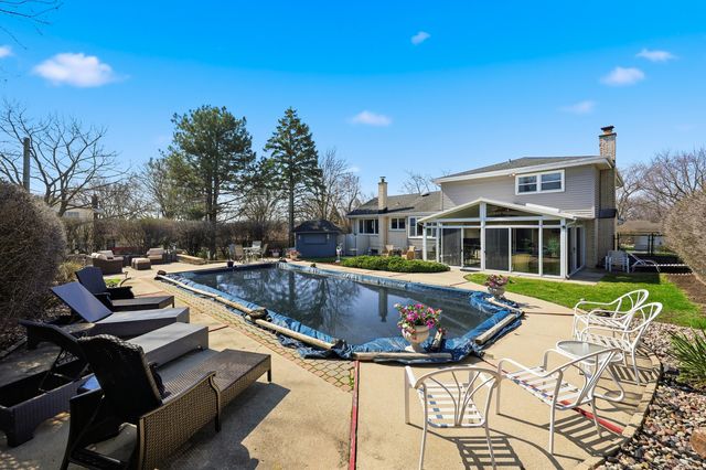 715 Pinecroft Drive, Roselle, IL 60172