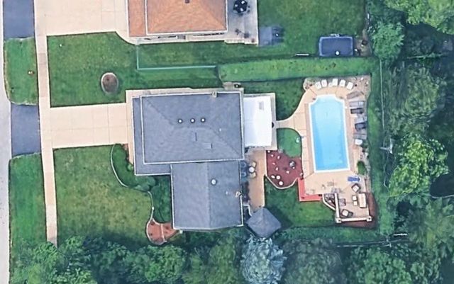 715 Pinecroft Drive, Roselle, IL 60172