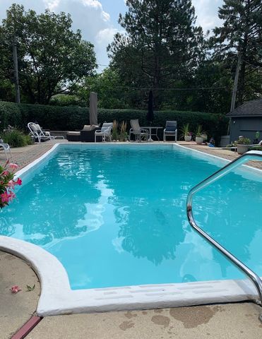 715 Pinecroft Drive, Roselle, IL 60172