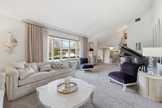 715 Pinecroft Drive, Roselle, IL 60172