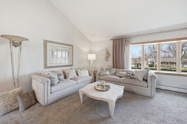 715 Pinecroft Drive, Roselle, IL 60172