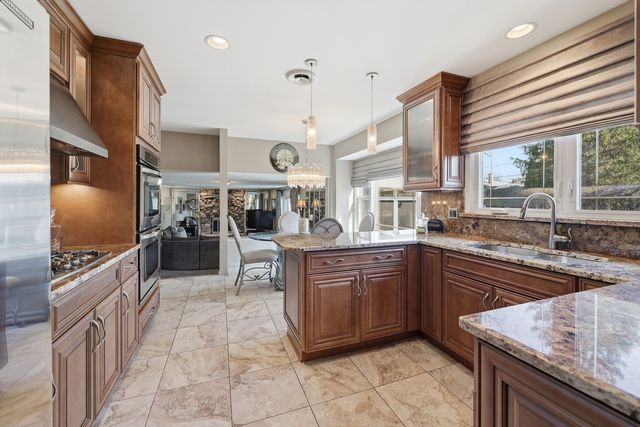 715 Pinecroft Drive, Roselle, IL 60172