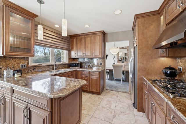 715 Pinecroft Drive, Roselle, IL 60172