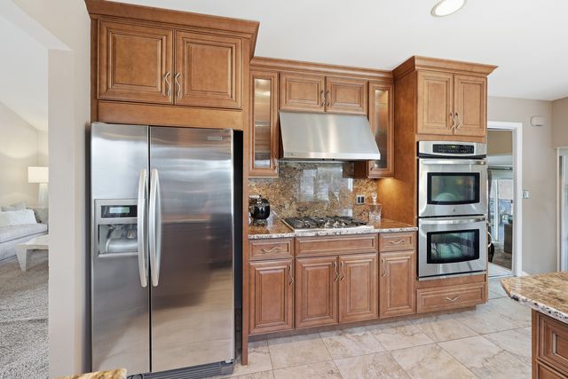 715 Pinecroft Drive, Roselle, IL 60172