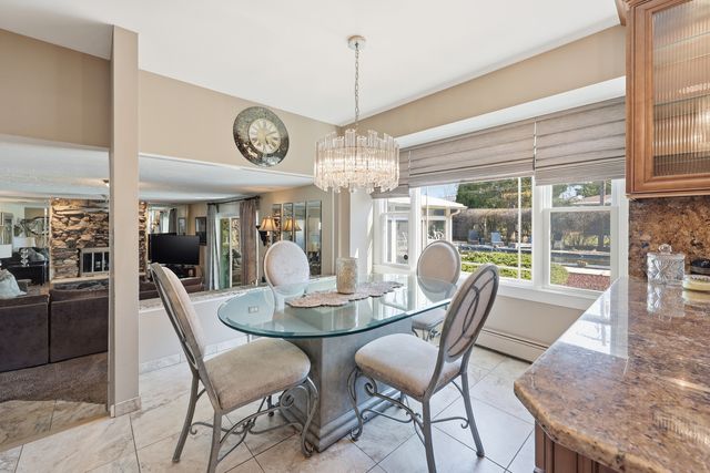 715 Pinecroft Drive, Roselle, IL 60172