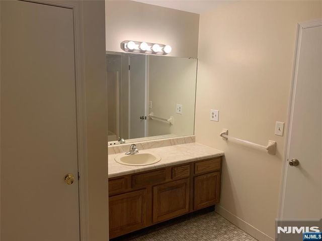 15 Park View Place, Fair Lawn, NJ 07410