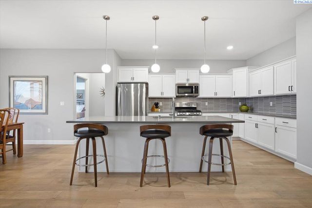 6657 Caspian Pl, West Richland, WA 99353