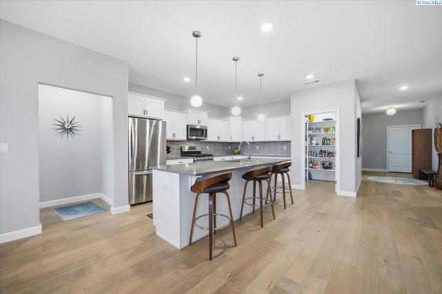 6657 Caspian Pl, West Richland, WA 99353