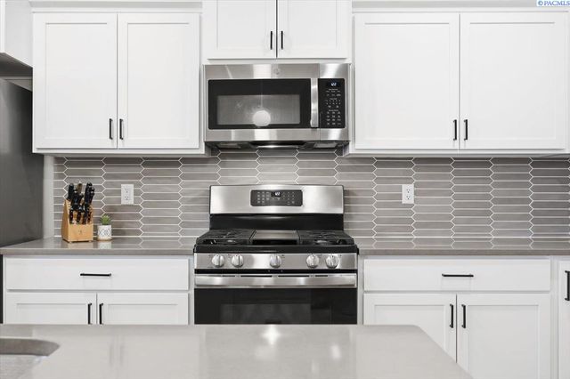 6657 Caspian Pl, West Richland, WA 99353