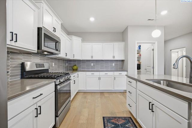 6657 Caspian Pl, West Richland, WA 99353