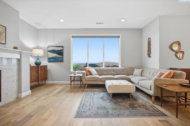 6657 Caspian Pl, West Richland, WA 99353