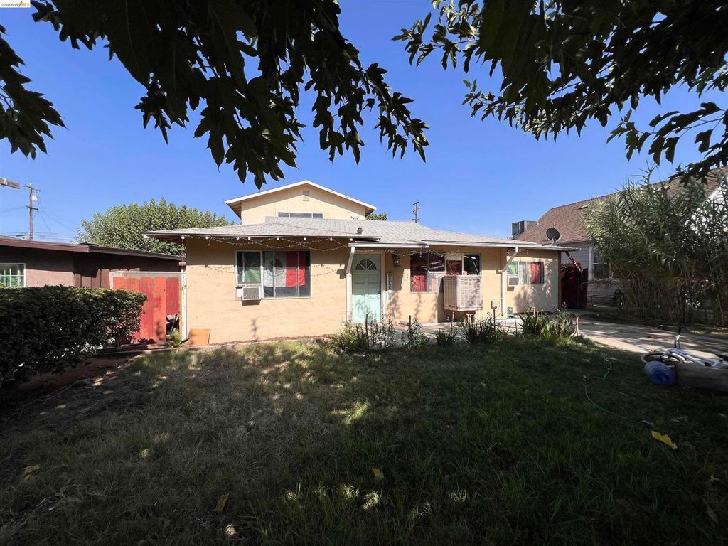 Image 1 of property listing at 817 Sierra Street, Madera, CA 93638
