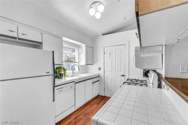 1600 North Torrey Pines Drive 202, Las Vegas, NV 89108