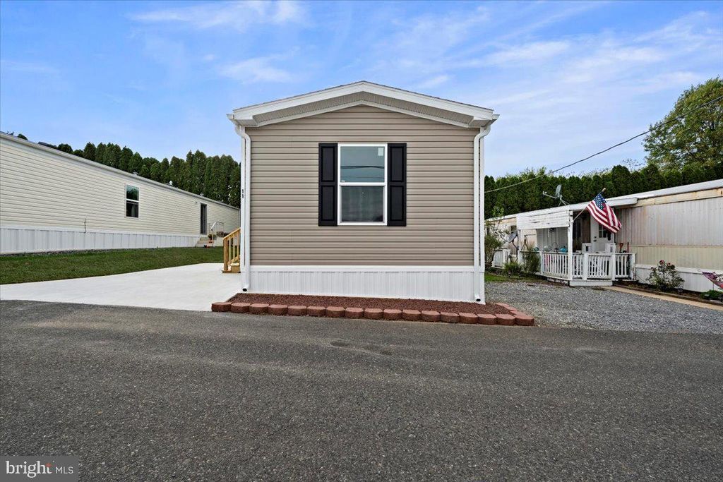 11 WOODLAND LN, Mertztown, PA 19539