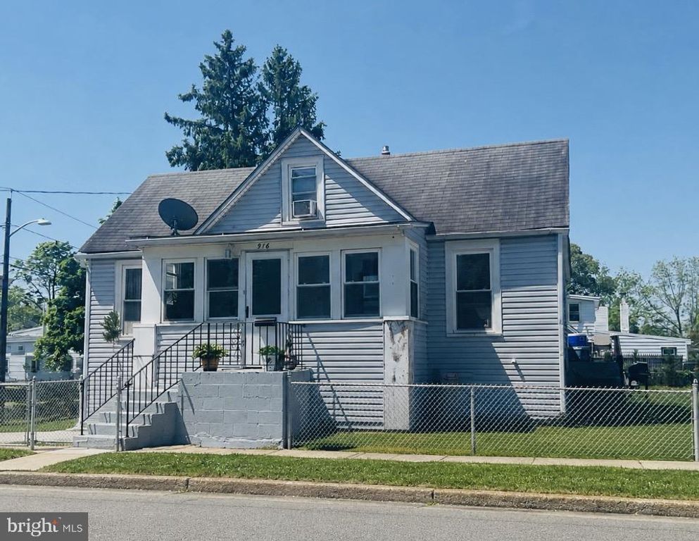 Image 1 of property listing at 916 WALNUT ST, Burlington, NJ 08016