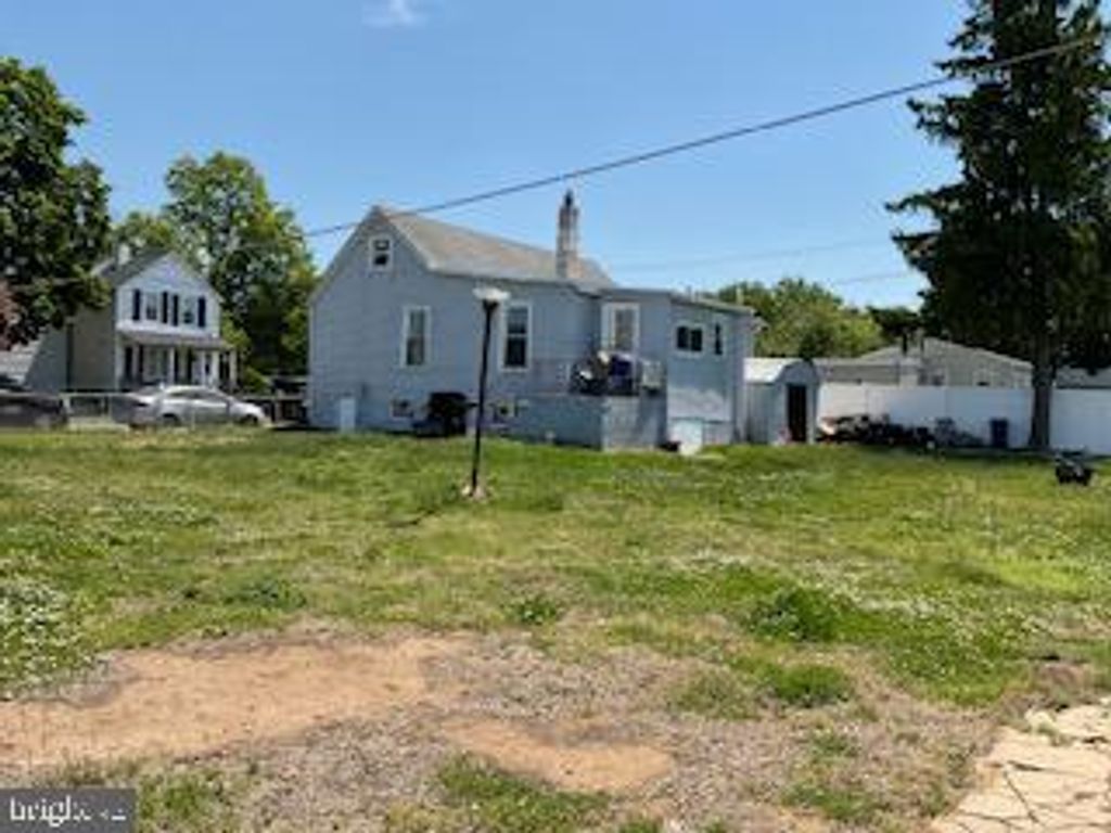Image 12 of property listing at 916 WALNUT ST, Burlington, NJ 08016