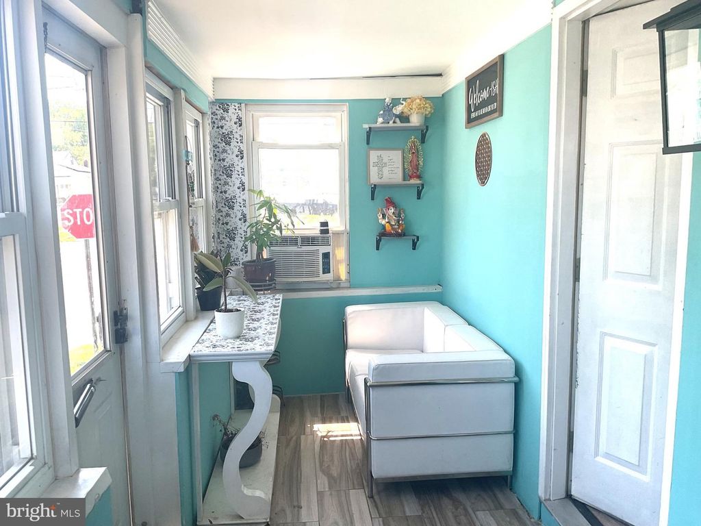 Image 3 of property listing at 916 WALNUT ST, Burlington, NJ 08016